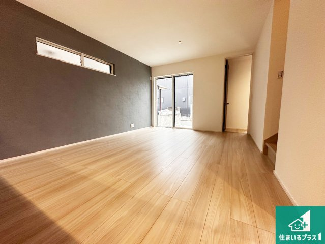 加古川市加古川町河原　第1期　新築一戸建ての居間・リビング|日当たり良好の明るいリビングで朝の目覚めもスッキリできそう！対面キッチンでご家族のコミュニケーションも自然と増える設計！小さなお子様が遊ぶスペースを作っても広々とくつろげるLDK！