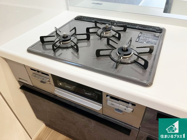 加古川市加古川町河原　第1期　新築一戸建ての設備|ダブル高火力Ｓｉセンサー付きコンロ！３口あるので、まとめて料理をする時も大活躍！