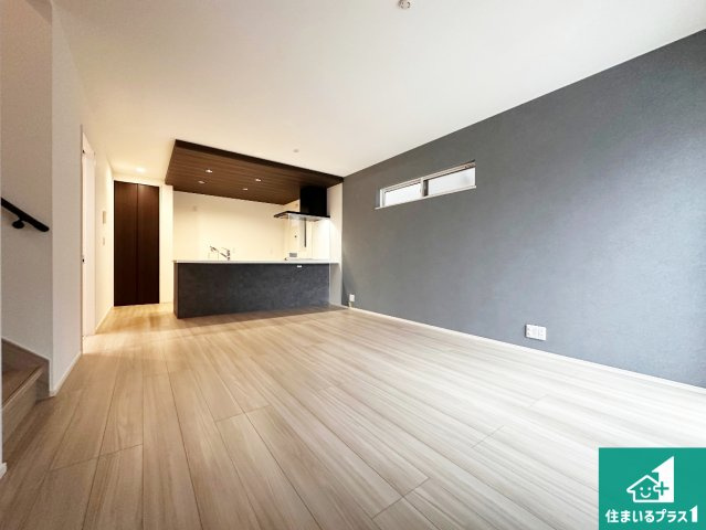 加古川市加古川町河原　第1期　新築一戸建ての居間・リビング|日当たり良好の明るいリビングで朝の目覚めもスッキリできそう！対面キッチンでご家族のコミュニケーションも自然と増える設計！小さなお子様が遊ぶスペースを作っても広々とくつろげるLDK！