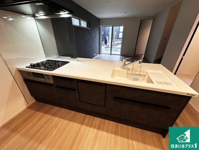 加古川市加古川町河原　第1期　新築一戸建てのキッチン|子供を見守りながらお料理が出来るため家族のコミュニケーションか増えます♪スペースが広く確保されている為お子様が大きくなったときは一緒に料理を楽しめます♪