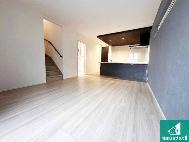 加古川市加古川町河原　第1期　新築一戸建ての居間・リビング|明るいリビングで朝の目覚めもスッキリできそう！対面キッチンでご家族のコミュニケーションも自然と増える設計！小さなお子様が遊ぶスペースを作っても広々とくつろげるLDK！