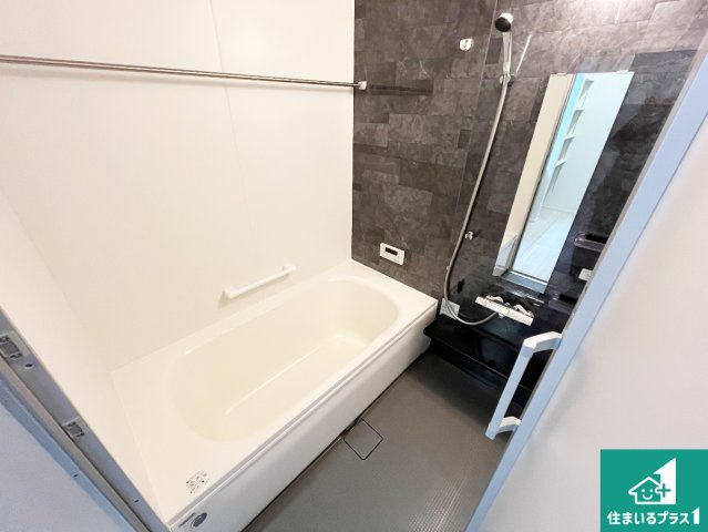 加古川市加古川町河原　第1期　新築一戸建ての浴室|足をゆったり伸ばして寛げる浴槽です。窓が設けられていますので差し込む光が明るく穏やかな雰囲気にしてくれます♪浴室乾燥機も設置しているので、雨の日の洗濯物も安心です♪