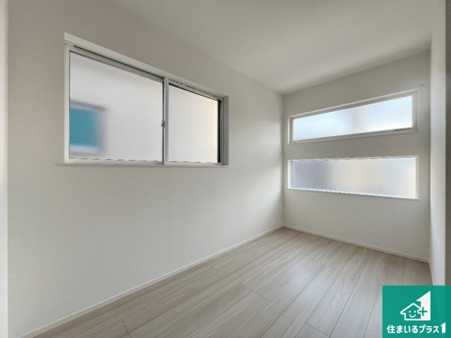 加古川市加古川町河原　第1期　新築一戸建ての洋室|寝室は心地よい眠りについてもらいたくて、シンプルかつ開放的な空間な設計にしています！大きな窓から差し込む日が心地いいです♪