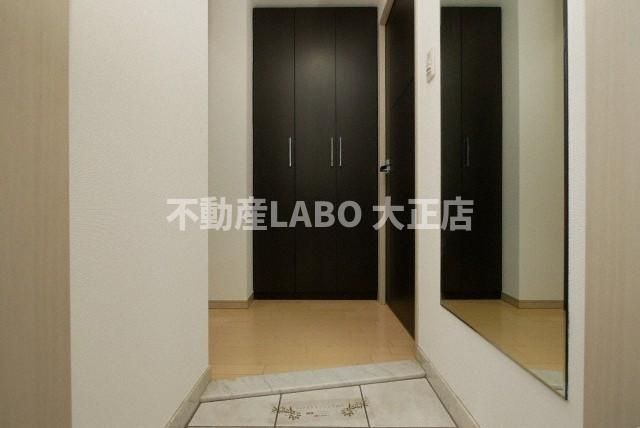 インボイス難波南レジデンスの玄関