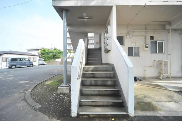 ビレッジハウス向ヶ丘5号棟のエントランス|毎日通るエントランスはこのようになっています