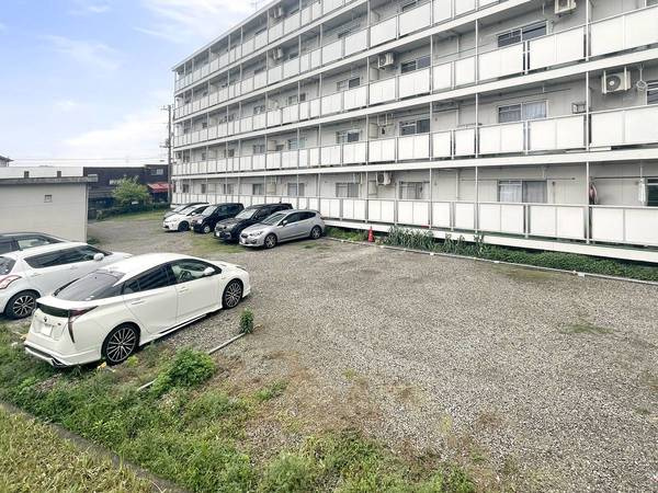 ビレッジハウス川井宿5号棟の駐車場|駐車場があるので、車を買う予定の方も安心です