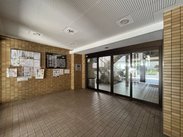 ライオンズマンション横浜第三のエントランス|ゆとりのあるエントランスです