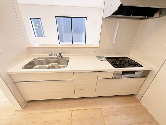 新築戸建・新築建売　二本松市油井第5　油井小・安達中のキッチン|キッチンはカウンターになっているのでリビング全体を見渡すことができます！