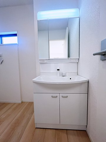 新築戸建・新築建売　二本松市油井第5　油井小・安達中の独立洗面台|三面鏡洗面台で朝の身支度もしやすい＆収納力も◎洗面台に物を置かずすっきり清潔に保つことができます！