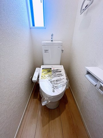 新築戸建・新築建売　二本松市油井第5　油井小・安達中のトイレ|白を基調としており小窓で換気ができるので清潔感のある空間。ペーパーホルダーが2つあるのも便利です！
