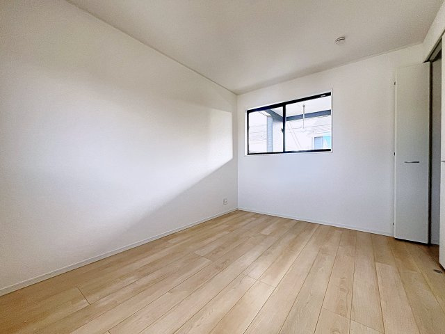 新築戸建・新築建売　二本松市油井第5　油井小・安達中の洋室|6帖の洋室は南側と北側の2面採光で明るく気持ちの良い空間です！