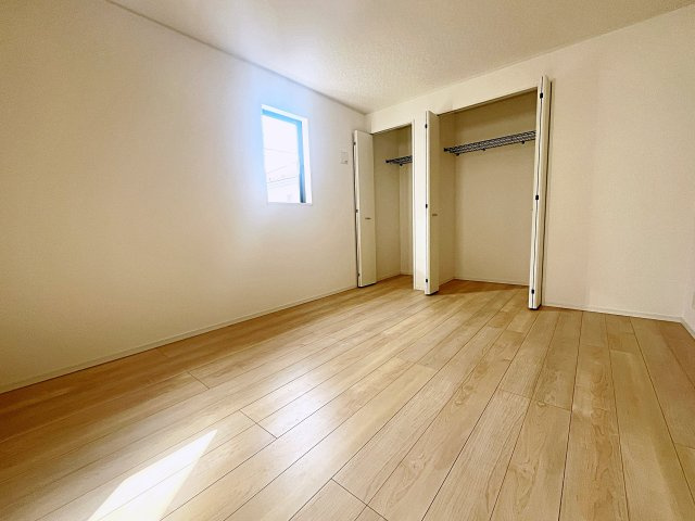 新築戸建・新築建売　二本松市油井第5　油井小・安達中の洋室|8.3帖の洋室は収納が2か所あるので、ご夫婦で荷物を分けて収納できます！
