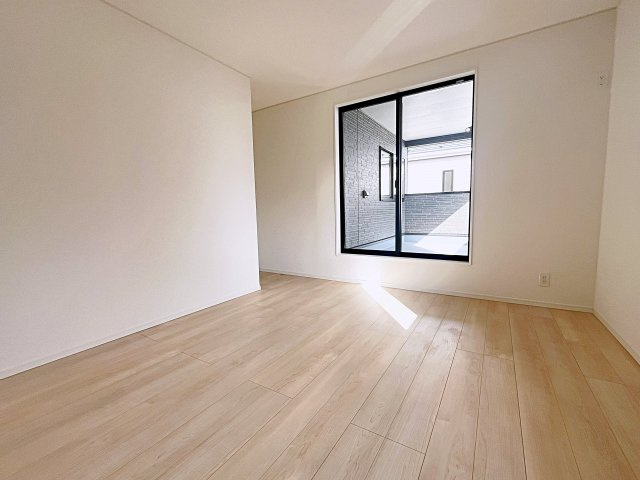 新築戸建・新築建売　二本松市油井第5　油井小・安達中の洋室|バルコニーに面しており大きな窓から日差しが入るので開放的で快適なプライベート空間！