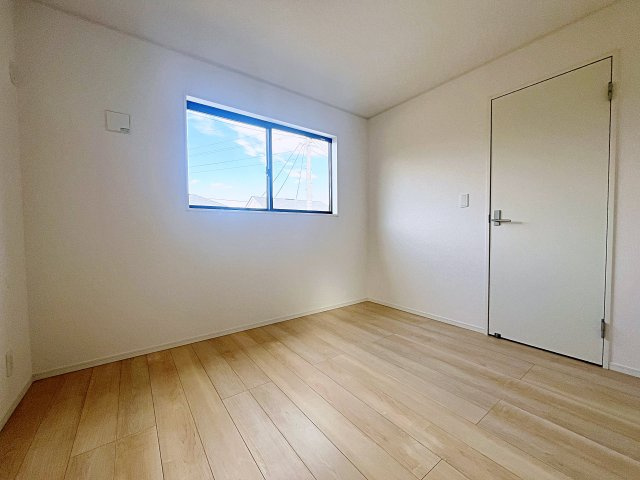 新築戸建・新築建売　二本松市油井第5　油井小・安達中の洋室|北側の窓から一定した柔らかい光が入り、PC作業や読書などにも最適なお部屋です！