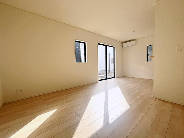 新築戸建・新築建売　二本松市油井第5　油井小・安達中の居間・リビング|LDKは15.2帖　南向きで陽当たりが良く快適な家族団らんスペースです！