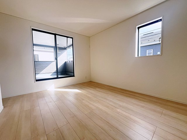 新築戸建・新築建売　二本松市油井第5　油井小・安達中の洋室|8.3帖の洋室は広々としているのでご夫婦の主寝室におすすめです！