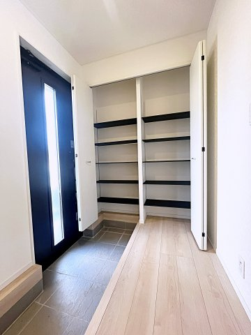 新築戸建・新築建売　二本松市油井第5　油井小・安達中の収納|大容量のシューズボックスがあり収納豊富な玄関スペース。玄関ドアから日差しが入り明るいです！