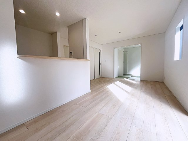 新築戸建・新築建売　二本松市油井第5　油井小・安達中の居間・リビング|キッチンの前にダイニングテーブルを設置すれば、お料理の配膳もスムーズです！