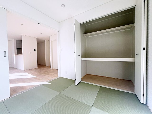 新築戸建・新築建売　二本松市油井第5　油井小・安達中の和室|畳のぬくもりが心地いい和室。リビングから見守ることができ、お子様のお昼寝や遊び場に最適です！