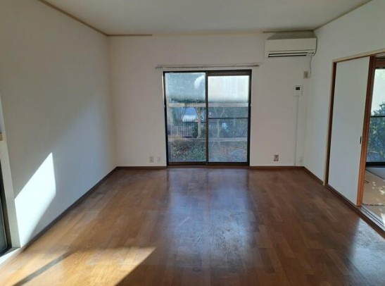 【中古】日高市武蔵台リフォーム中古住宅の居間・リビング|こちらの居間で趣味の時間をお楽しみください