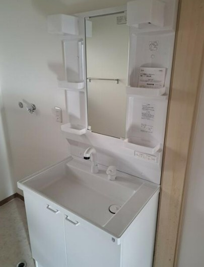 【中古】日高市武蔵台リフォーム中古住宅の独立洗面台|朝の身支度に欠かせない洗面台です！こちらも新品！