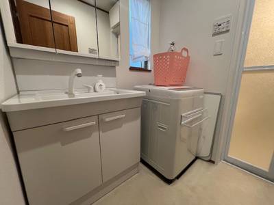 【独立洗面台】 | 大和市福田　戸建て | 独立洗面台、小物を置くことができて便利です