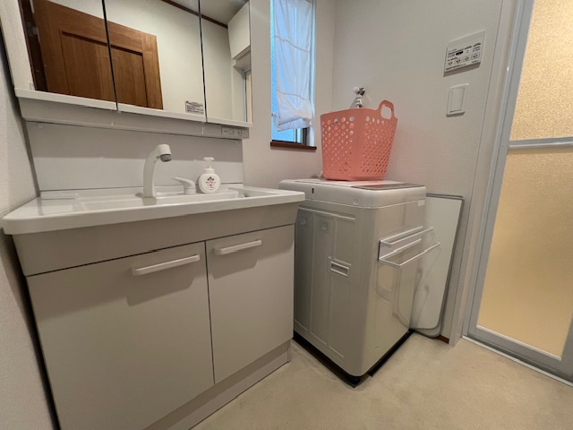 【独立洗面台】 | 大和市福田　戸建て | 独立洗面台、小物を置くことができて便利です