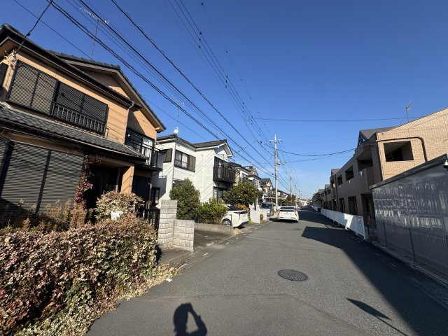 -三丁目不動産-　熊谷市拾六間の前面道路含む現地写真