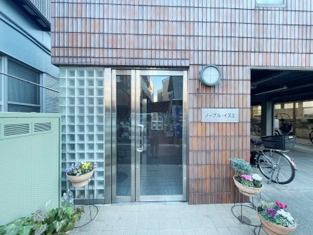 ノーブルイズミのエントランス