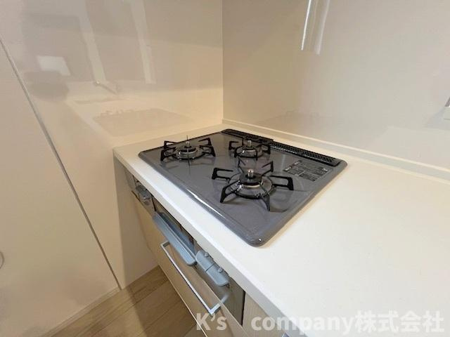 ◎茅ヶ崎市今宿　新築戸建　1号棟のキッチン|三口ガスコンロでお料理の幅が広がります♪