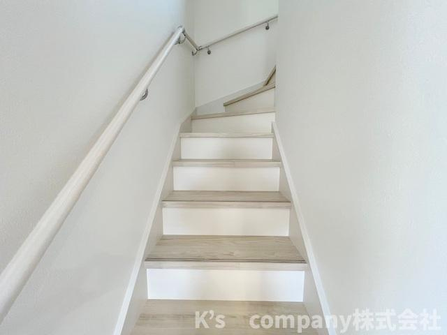 ◎茅ヶ崎市今宿　新築戸建　1号棟の内装|小さいお子様やご年配にも優しい仕様の手すり付きの階段☆
