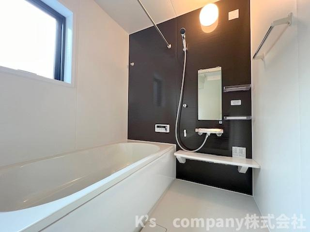 ◎茅ヶ崎市今宿　新築戸建　1号棟の浴室|濃い色調のアクセントパネルが使用されており、シックでおしゃれな印象の浴室スペース◇
