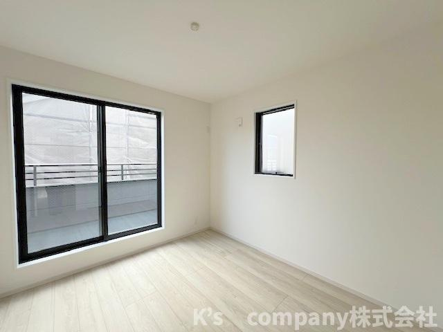◎茅ヶ崎市今宿　新築戸建　1号棟の子供部屋|洋室5.3帖◇バルコニーに出入りできるお部屋でお子様のお部屋にいかがでしょうか♪
