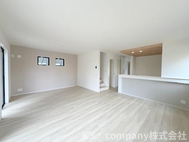 ◎茅ヶ崎市今宿　新築戸建　1号棟の居間・リビング|リビング階段になっており、ご家族とのコミュニケーションが取りやすい間取りです◇