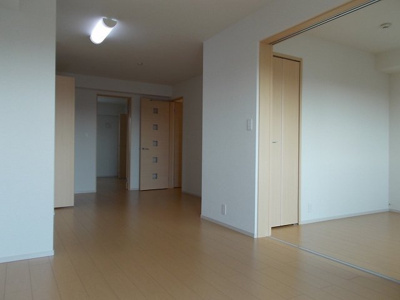 【居間・リビング】 | レジデンス・ブルーローズ | 使いやすいリビングです