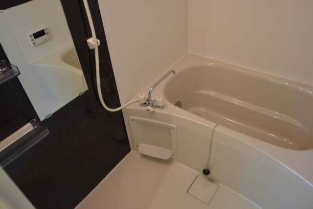 ＬＥＯ四拾八番館の浴室|追い焚き機能付きです