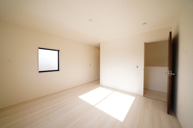 高橋場町住宅の洋室|　二面採光で明るく風通しの良い2階洋室♪					
