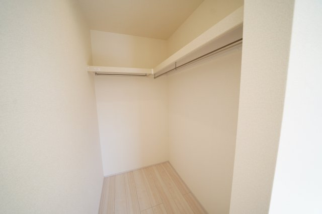 高橋場町住宅の収納|　主寝室の大型のウォークインクローゼットは収納ラクラク、お部屋スッキリ♪							
