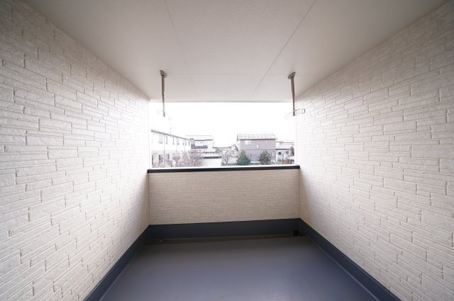 高橋場町住宅のバルコニー|　インナーバルコニーで少しの雨なら濡れずにすみます。天気が怪しいけど…という悩みも解消ですね!									
