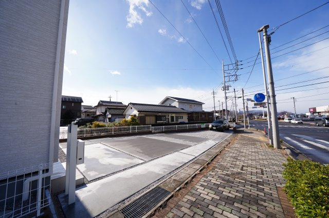 高橋場町住宅の駐車場|　駐車スペースは並列4台分可能です！					
