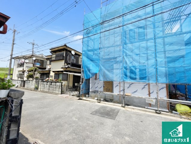 高槻市芝生町　新築一戸建ての前面道路含む現地写真|周辺は落ち着いた街並みの住宅地！子育てがしやすい住環境です！まだ未完成ですが、現地でしかわからない事もございます。是非一度ご覧ください。