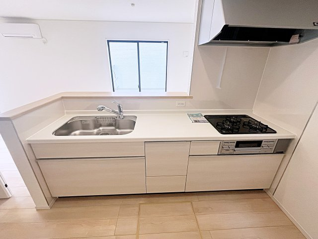 新築戸建・新築建売　二本松市油井第5　油井小・安達中のキッチン|キッチンはカウンターになっているのでリビング全体を見渡すことができます！