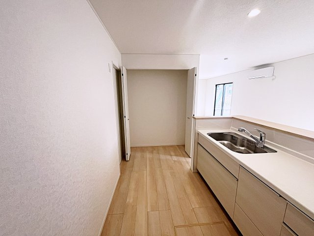 新築戸建・新築建売　二本松市油井第5　油井小・安達中のキッチン|キッチン横の収納スペースは食品や日用品、防災グッズなどの保管に便利です！
