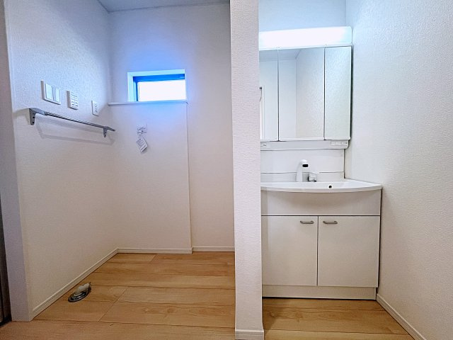 新築戸建・新築建売　二本松市油井第5　油井小・安達中の独立洗面台|三面鏡洗面台で朝の身支度もしやすい＆収納力も◎洗面台に物を置かずすっきり清潔に保つことができます！