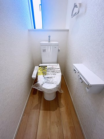 新築戸建・新築建売　二本松市油井第5　油井小・安達中のトイレ|白を基調としており小窓で換気ができるので清潔感のある空間。ペーパーホルダーが2つあるのも便利です！