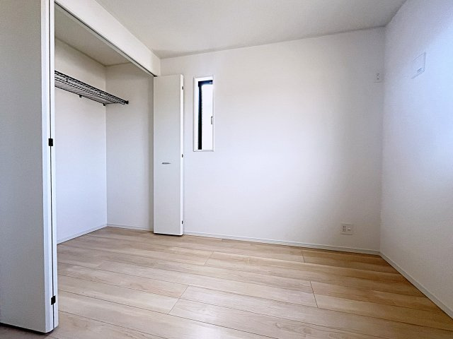 新築戸建・新築建売　二本松市油井第5　油井小・安達中の洋室|6帖の洋室はシンプルなので様々なテイストのインテリアも合いそうですね！
