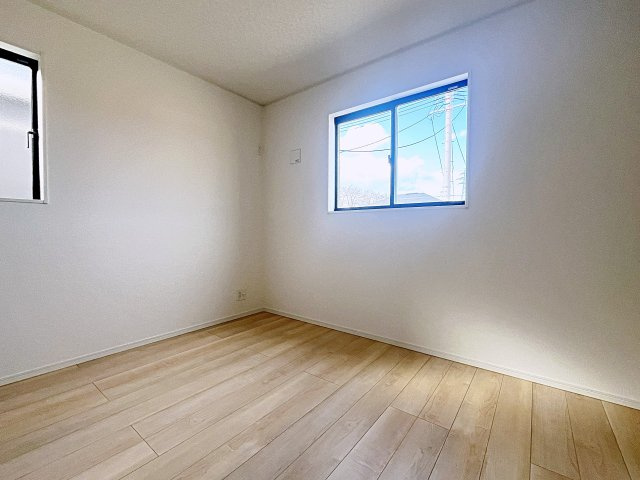 新築戸建・新築建売　二本松市油井第5　油井小・安達中の洋室|北側の窓から一定した柔らかい光が入り、PC作業や読書などにも最適なお部屋です！