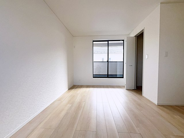 新築戸建・新築建売　二本松市油井第5　油井小・安達中の洋室|8帖の洋室はバルコニーに面しており南側の窓から太陽の日差しが入る明るいお部屋です！
