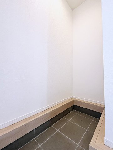新築戸建・新築建売　二本松市油井第5　油井小・安達中の玄関|SICはベビーカーやカー用品など外で使うものの収納に便利です！