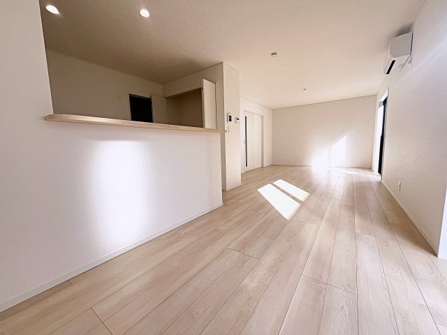新築戸建・新築建売　二本松市油井第5　油井小・安達中の居間・リビング|ゆとりのある20.7帖のLDK！大きな窓から日差しが入り明るいリビングはご家族皆さんの憩いの場です！